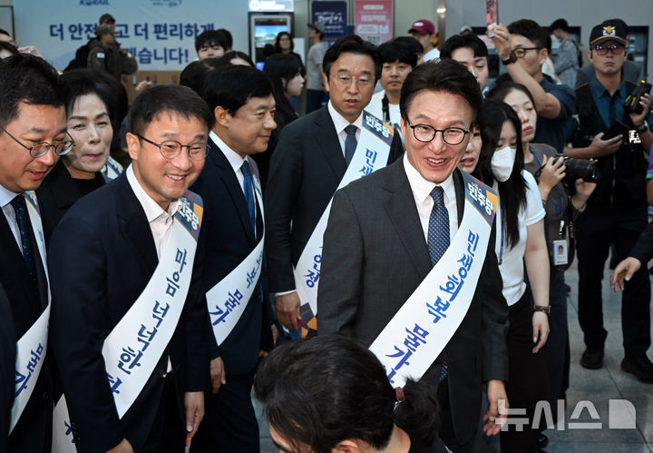 더불어민주당, '호남선' 출발지 용산역서 추석 인사 [뉴시스Pic]