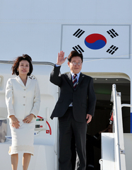 인사하는 이재명 대통령 부부