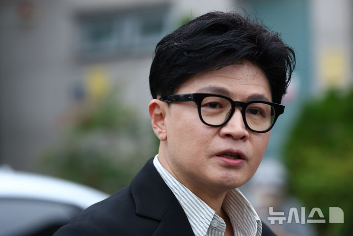 한동훈, 국방부 앞 1인 시위…"지뢰 폭발 사고 즉각 조사하라" [뉴시스Pic]
