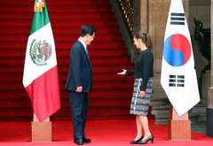 클라우디아 셰인바움 멕시코 대통령의 안내 받는 이재명 대통령