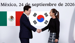 악수하는 이재명 대통령과 클라우디아 셰인바움 멕시코 대통령