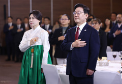 멕시코 동포간담회, 국민의례하는 이 대통령 부부