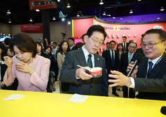 라면 맛보는 이재명 대통령 부부