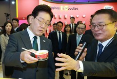 K-엑스포 농심 전시장 찾은 이재명 대통령