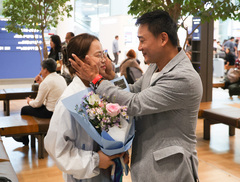 아버지와 인사나누는 여서정