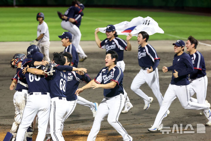 한일전서 재현된 '약속의 8회' 한국 야구 5회 연속 금메달 위업 [뉴시스Pic]
