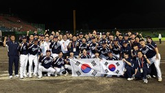 아시안게임 야구 대표팀과 기념촬영 하는 최휘영 장관
