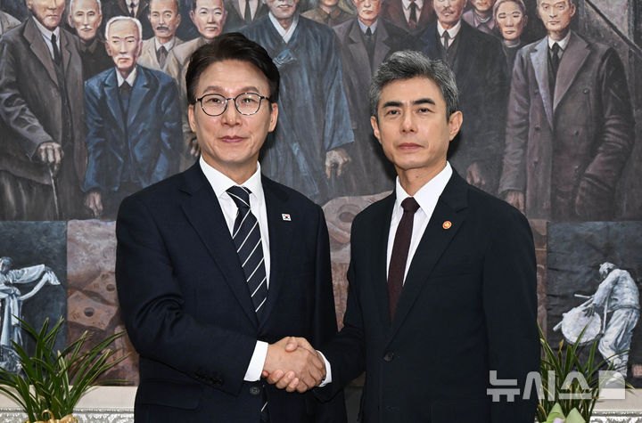 김민석, 강신철 국방장관 만나 DMZ 폭발 사고 철저한 조사 당부 [뉴시스Pic]