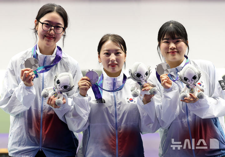 '맏언니 봉서린 활약' 韓 사격, 여자 25m 권총 단체전 은메달 [뉴시스Pic]