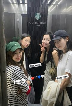 1세대 요정돌 핑클, 엘레베이터서 포착…수수한 모습