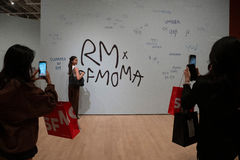 방탄소년단 RM, 美 미술관 풍경 바꾸다…SFMOMA 역대 기록 깨고 재정 반등