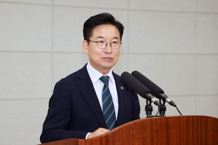 '식사 접대 혐의' 윤건영 충북교육감 불구속 송치