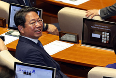 본회의 참석한 김승원 민주당 의원