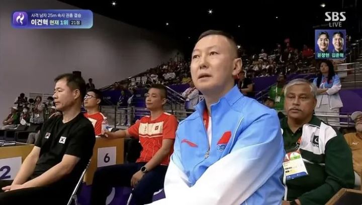 "尹이 왜 아시안게임에?"…사격 경기장에서 찍힌 '닮은꼴' 中 코치 