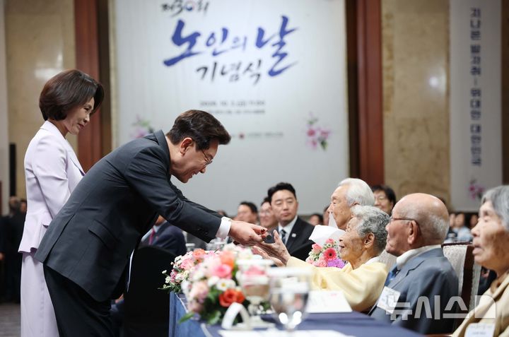 이재명 대통령, "청년 어려움 이해하고 노인 존중하는 성숙한 사회에 최선" [뉴시스Pic]