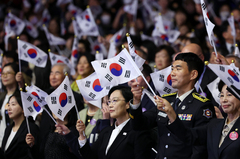 태극기 흔드는 한성숙 총리