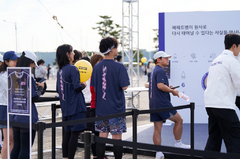 페트병 재활용 과정 살펴보는 참가자들