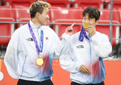 엄지성 '금메달 향도 좋네'