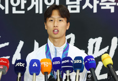 'AG 금메달' 엄지성에 인종차별한 50대 남성, 英 경찰에 체포