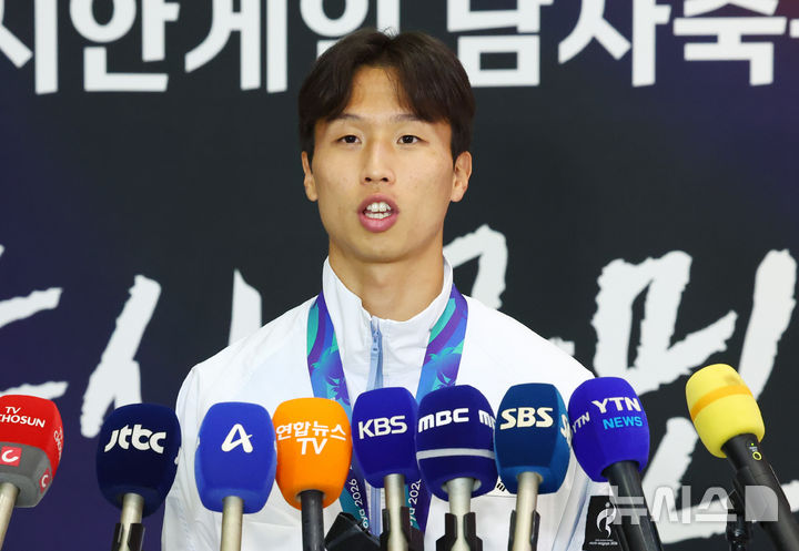 인터뷰하는 엄지성