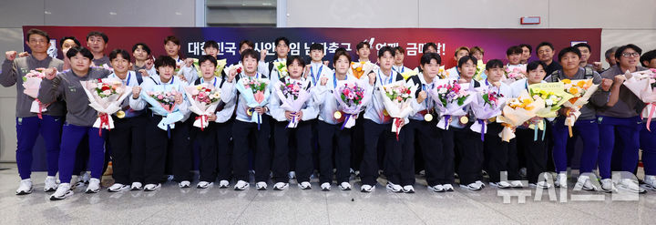 기념촬영하는 축구 대표팀