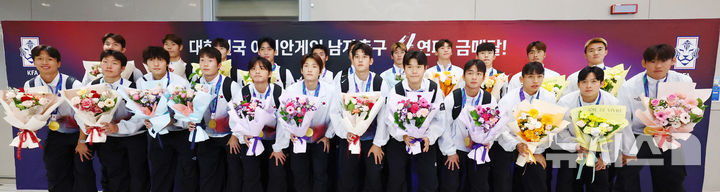 기념촬영하는 축구 대표팀