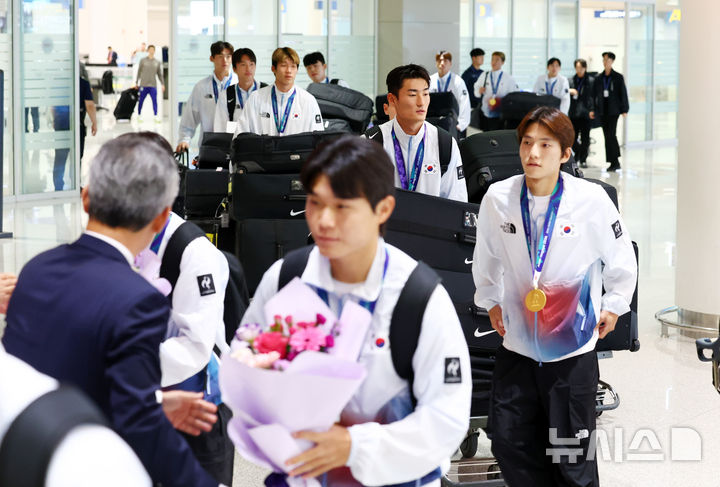 4연속 '금' 축구대표팀 귀국