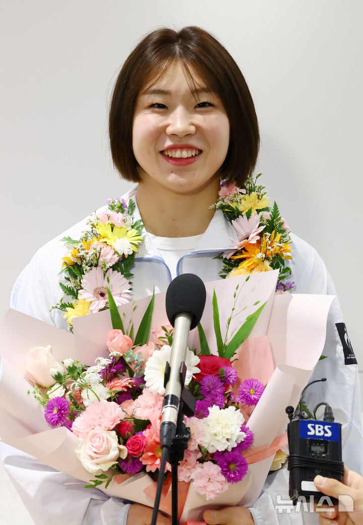 인터뷰하는 허미미