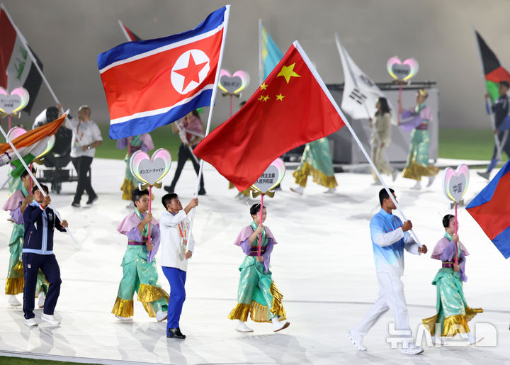 국기 앞세워 입장하는 각국 기수들