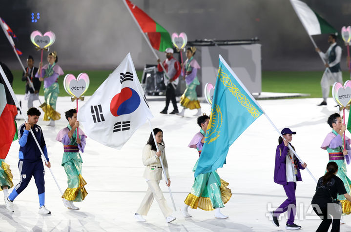 태극기 들고 입장하는 대한민국 서채현