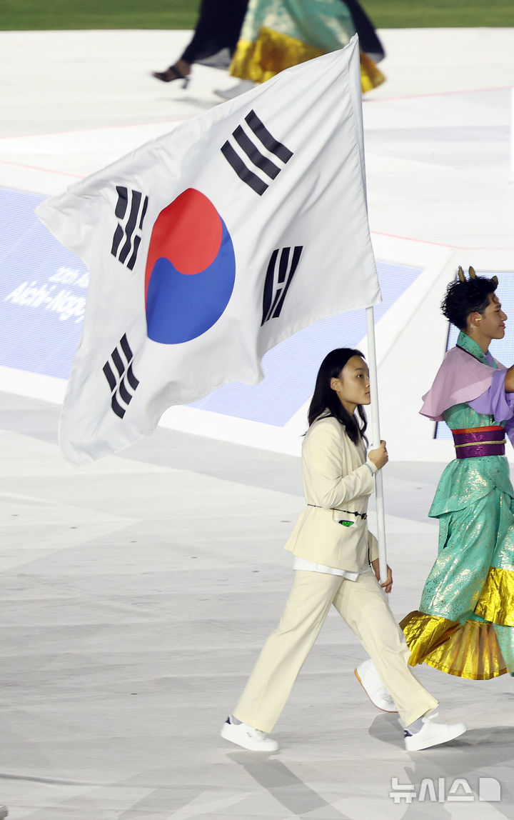 태극기 들고 입장하는 대한민국 서채현