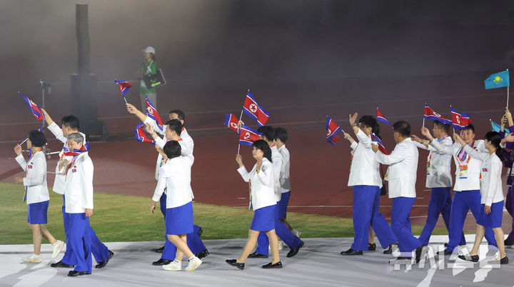 인공기 흔들며 아시안게임 폐회식 참석하는 북한