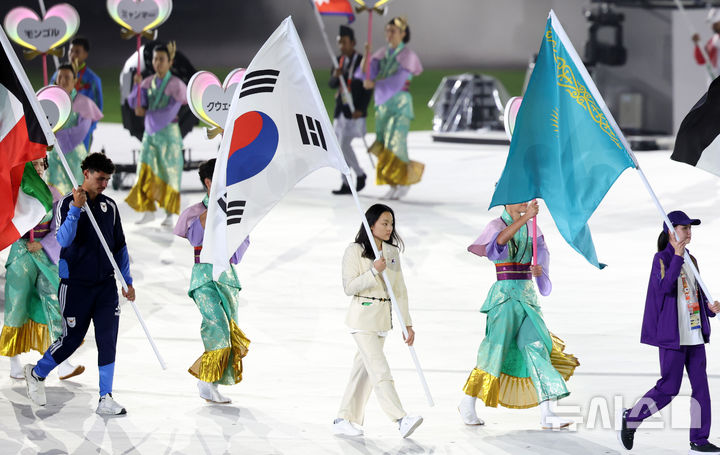 태극기와 함께 입장하는 서채현