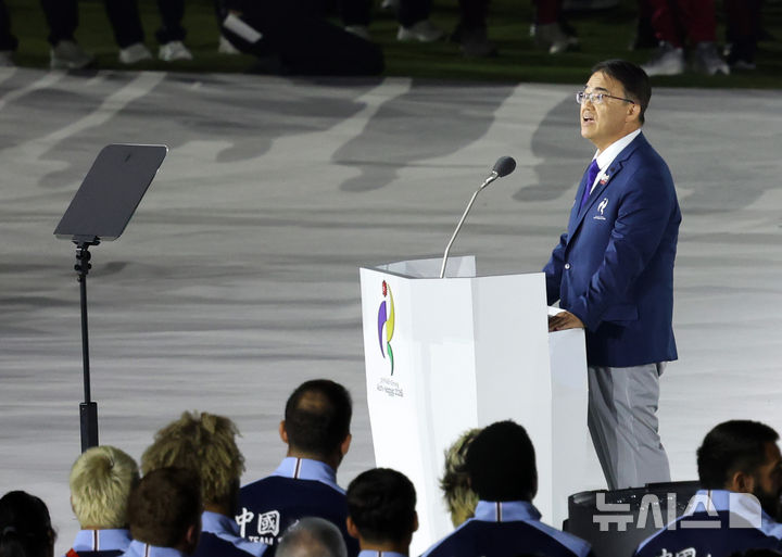 발언하는 오무라 히데아키 조직위원장
