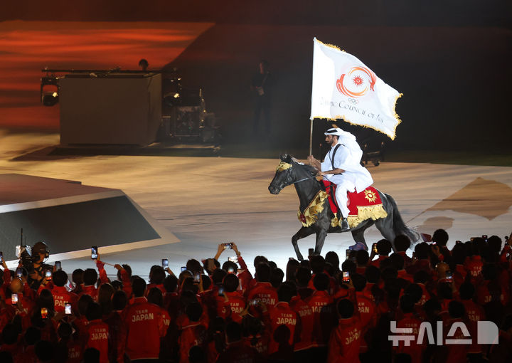 이색적인 OCA 깃발 전달 퍼포먼스