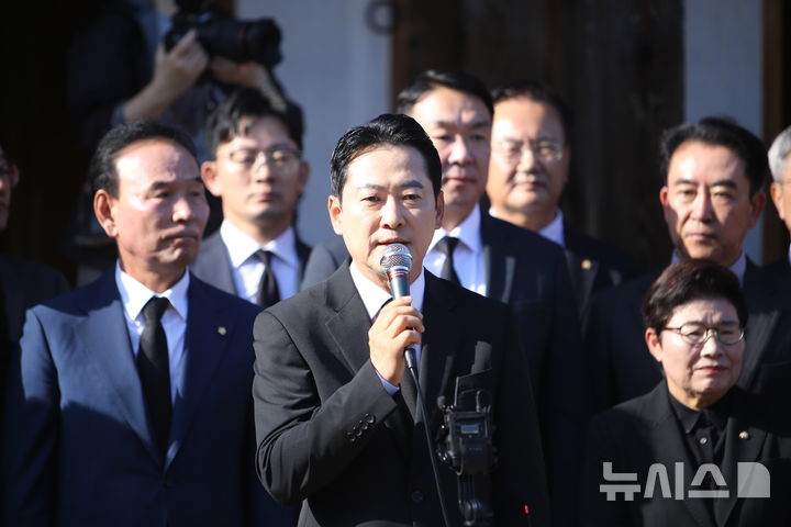 장동혁 국민의힘 대표, 육영수 생가 방문 민주당에 "역사적 비극 왜곡 안된다는 원칙 5·18에만 맞나"[뉴시스Pic]