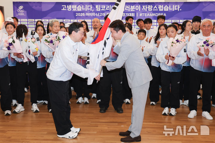 유승민 체육회장에게 단기 반환하는 이상현 선수단장