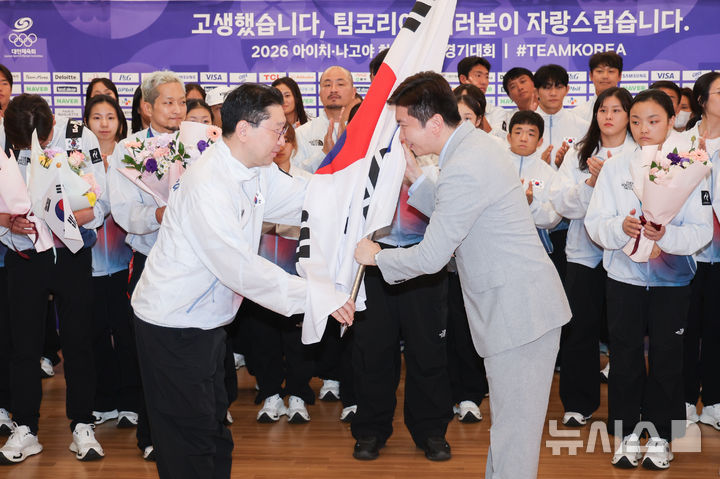 유승민 체육회장에게 단기 반환하는 이상현 선수단장