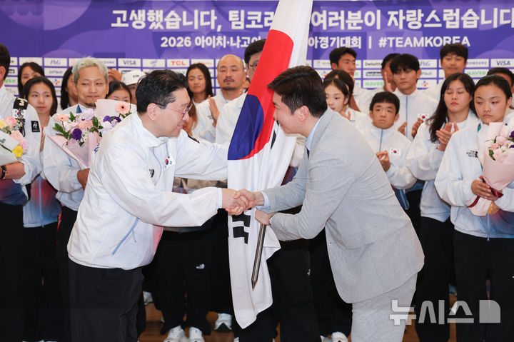 유승민 체육회장에게 단기 반환하는 이상현 선수단장