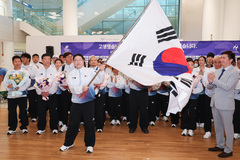 단기 흔드는 이상현 선수단장