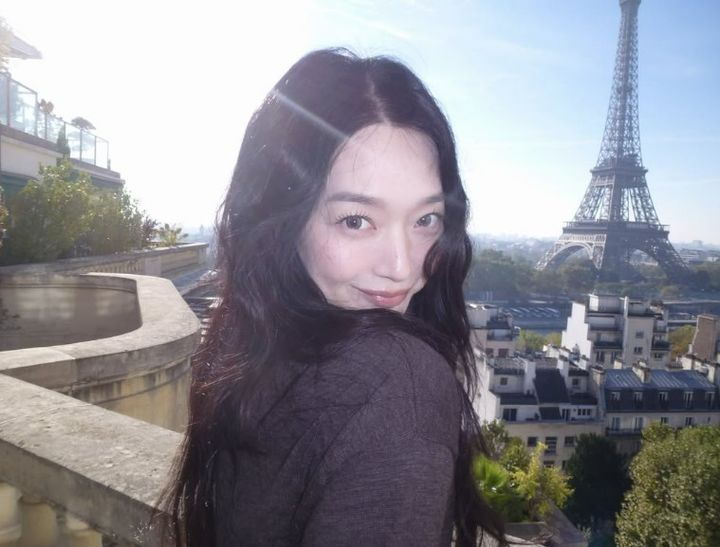 '김우빈♥' 신민아, 결혼하고 물오른 미모…에펠탑 셀카