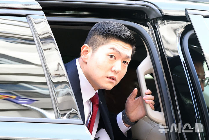 '정원오 칸쿤 출장 의혹 제기' 김재섭, 경찰 출석… "발언 중 허위 하나도 없어" [뉴시스Pic]