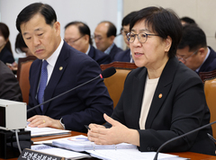 정은경 "돌봄은 국가 책임…'사적 간병' 없는 로드맵 추진"