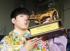 수원특례시청 임재민, 추석장사씨름대회 태백장사…2번째 꽃가마