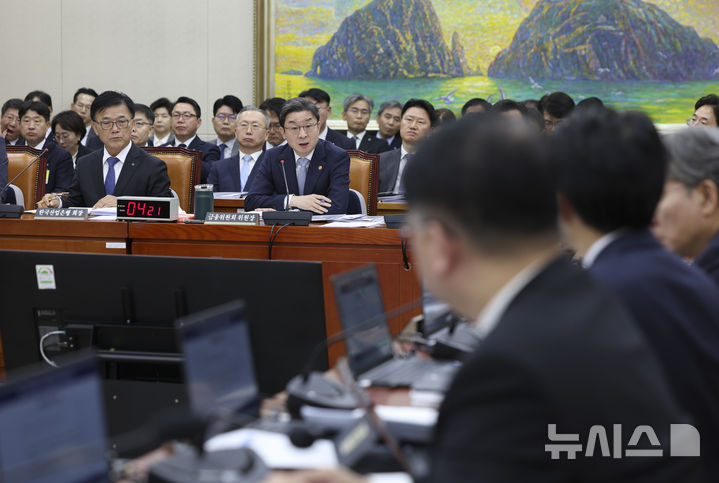 野, 정무위서 "단일종목 ETF 심사 단축 윗선 밝혀라"…與, 맞대응 자제