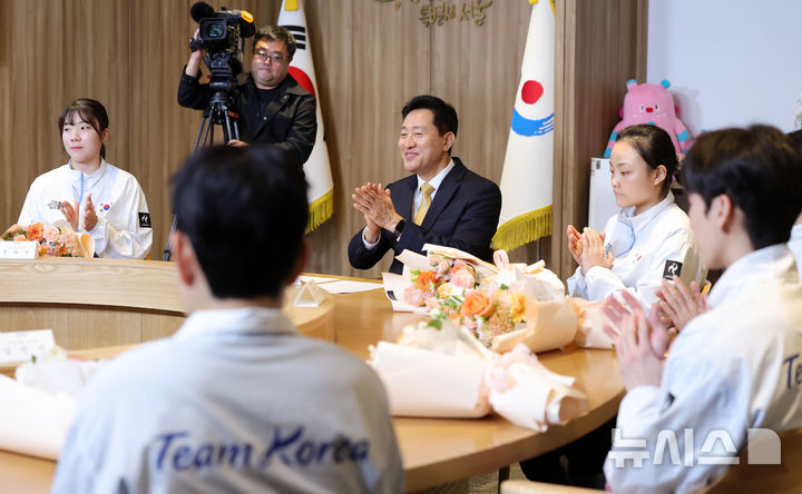 아시안게임 출전 선수들에게 격려의 박수 보내는 오세훈 서울시장