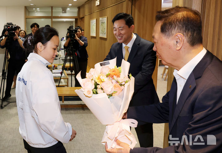 스포츠클라이밍 서채현 선수와 인사하는 오세훈 시장
