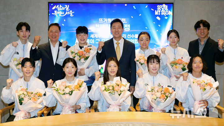 오세훈 시장, 2026 아시안게임 출전 서울시청 소속 선수들과 기념촬영