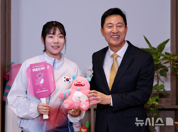 오세훈 시장, 전하영 선수에게 서울시 굿즈 전달
