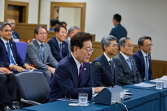 이 대통령, 태안 안흥포구 방문…연휴 앞둔 상인·시민들과 소통